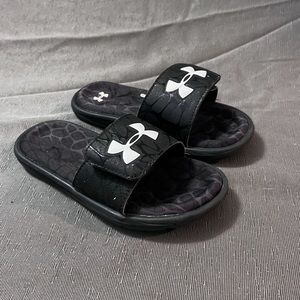 Under Armour black sandals / size 2Y